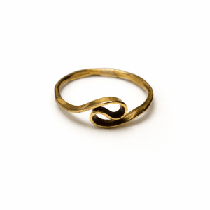 Bague courbe en laiton artisanale – Bijou fait main