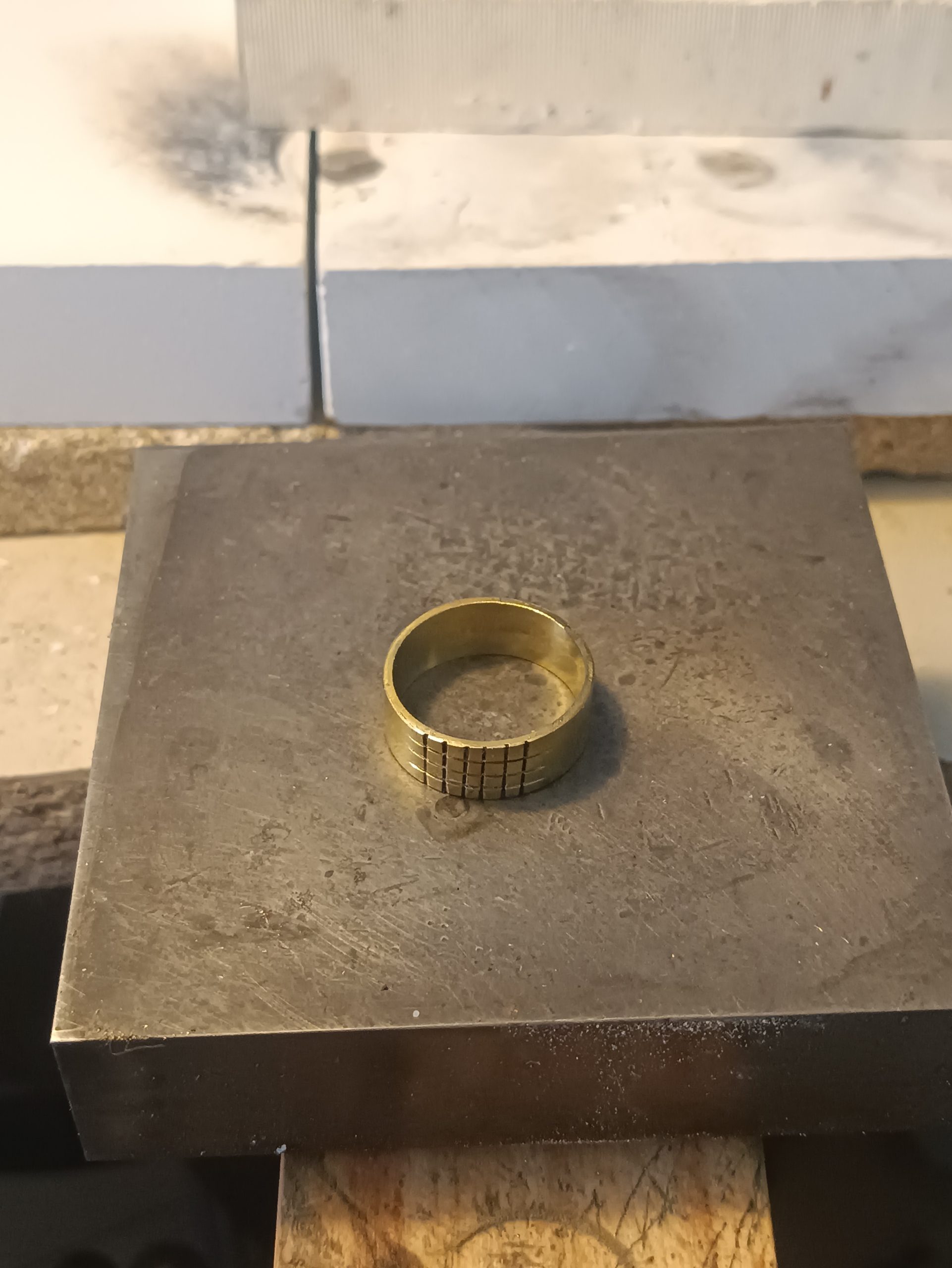 Bague Graphique en Laiton sur un tas